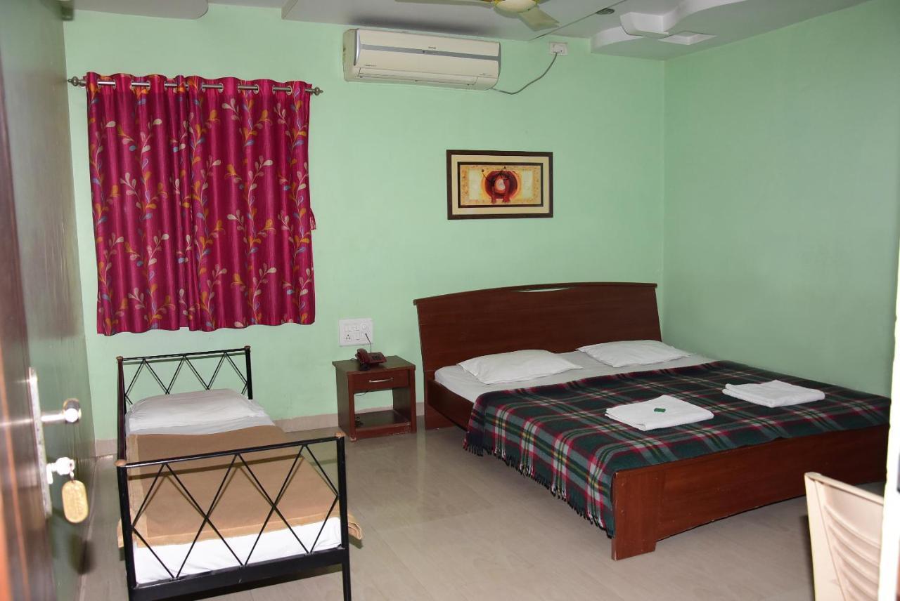 Hotel Delta Executive Shirdi Exterior foto