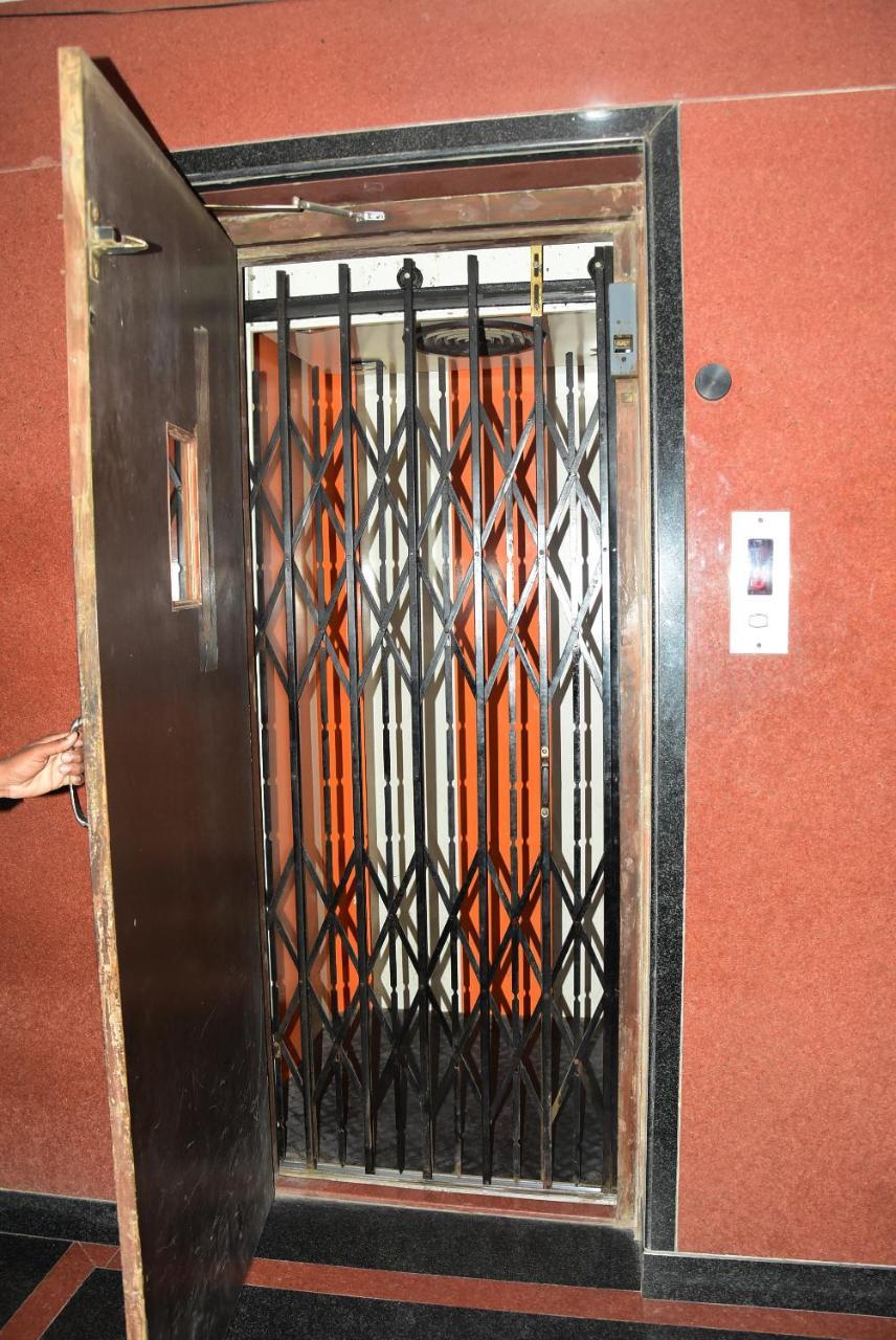 Hotel Delta Executive Shirdi Exterior foto