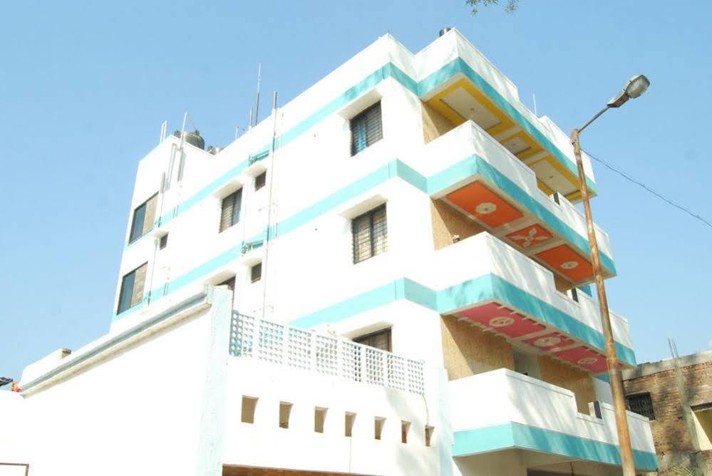 Hotel Delta Executive Shirdi Exterior foto